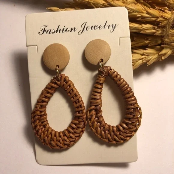BAMBOO/STRAW Weaved Oval Hoop Earrings. - Picture 2 of 7